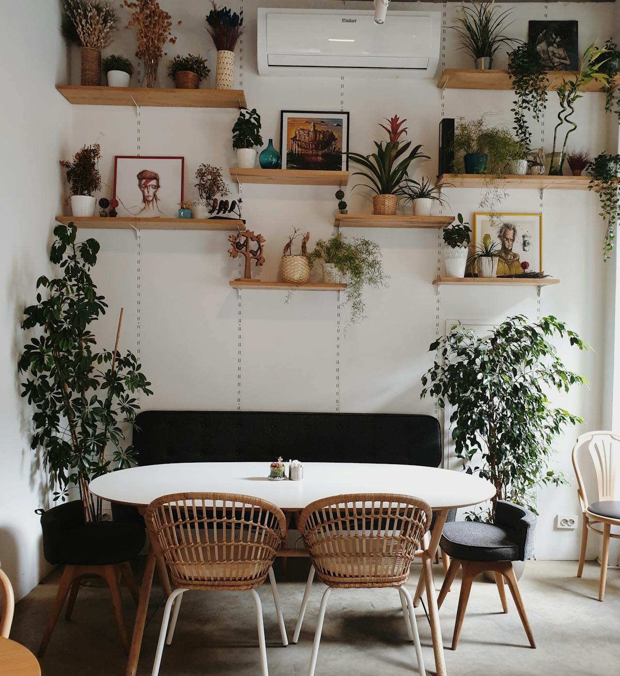 Gdzie sprawdzi się półka ścienna w codziennym wnętrzu?